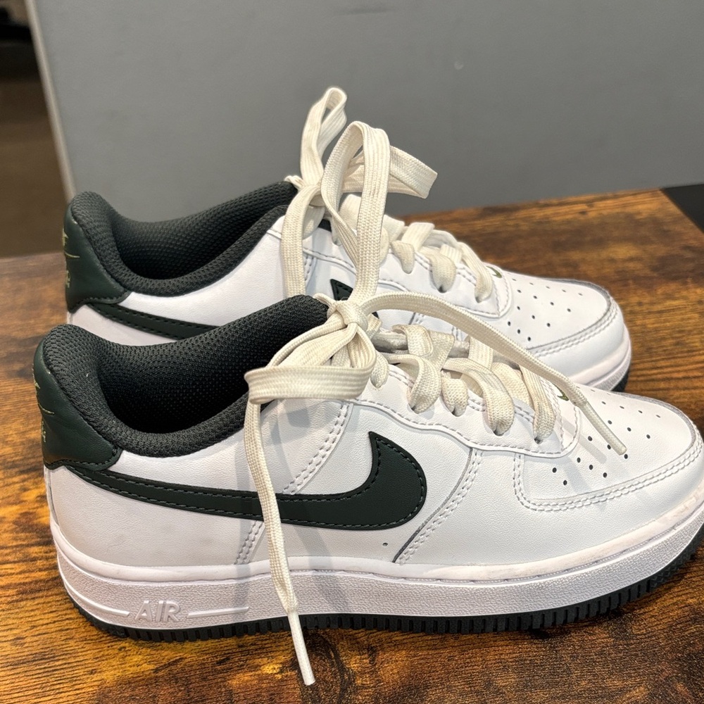 Nike White and Dark Green Sneakers size 1